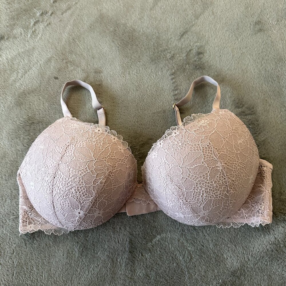Victoria's Secret Very Sexy Uplift Plunge Lace Underwire Padded Bra 38D Lavender